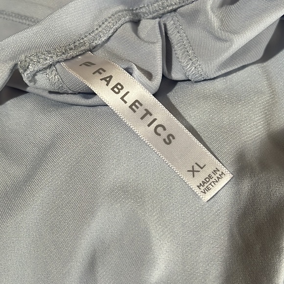 FABLETICS TWIST BACK CROPPED TOP…………152 - Picture 5 of 6